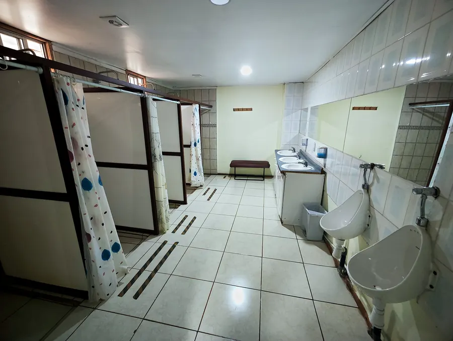 Sala de baños amplia