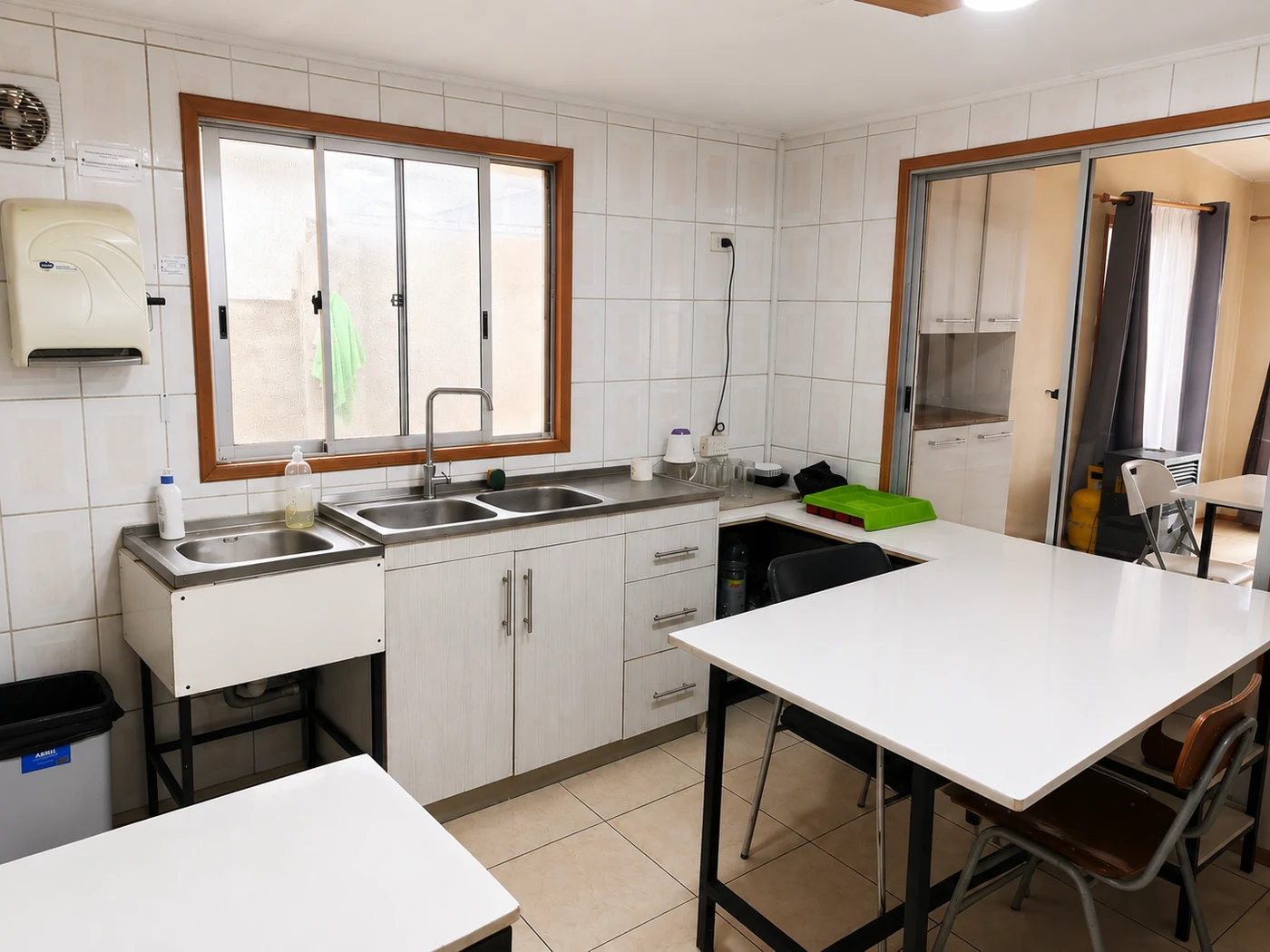 Cocina equipada de Residencial El Aromo, donde se preparan las comidas caseras