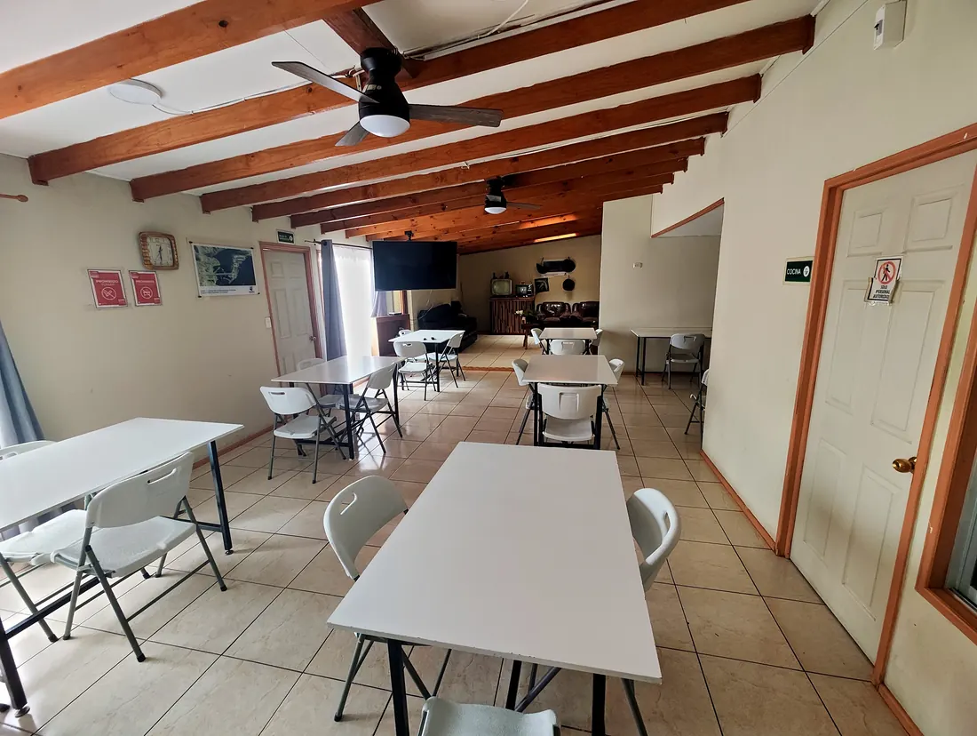 Comedor con mesas listas