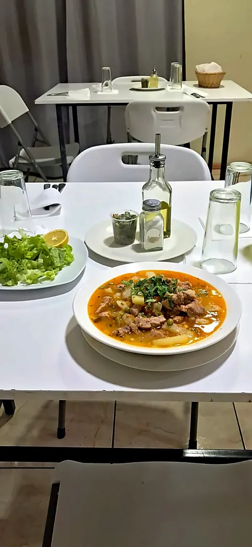 Cazuela servida en el comedor