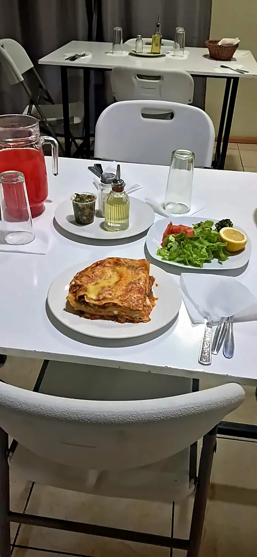 Almuerzo con ensalada fresca