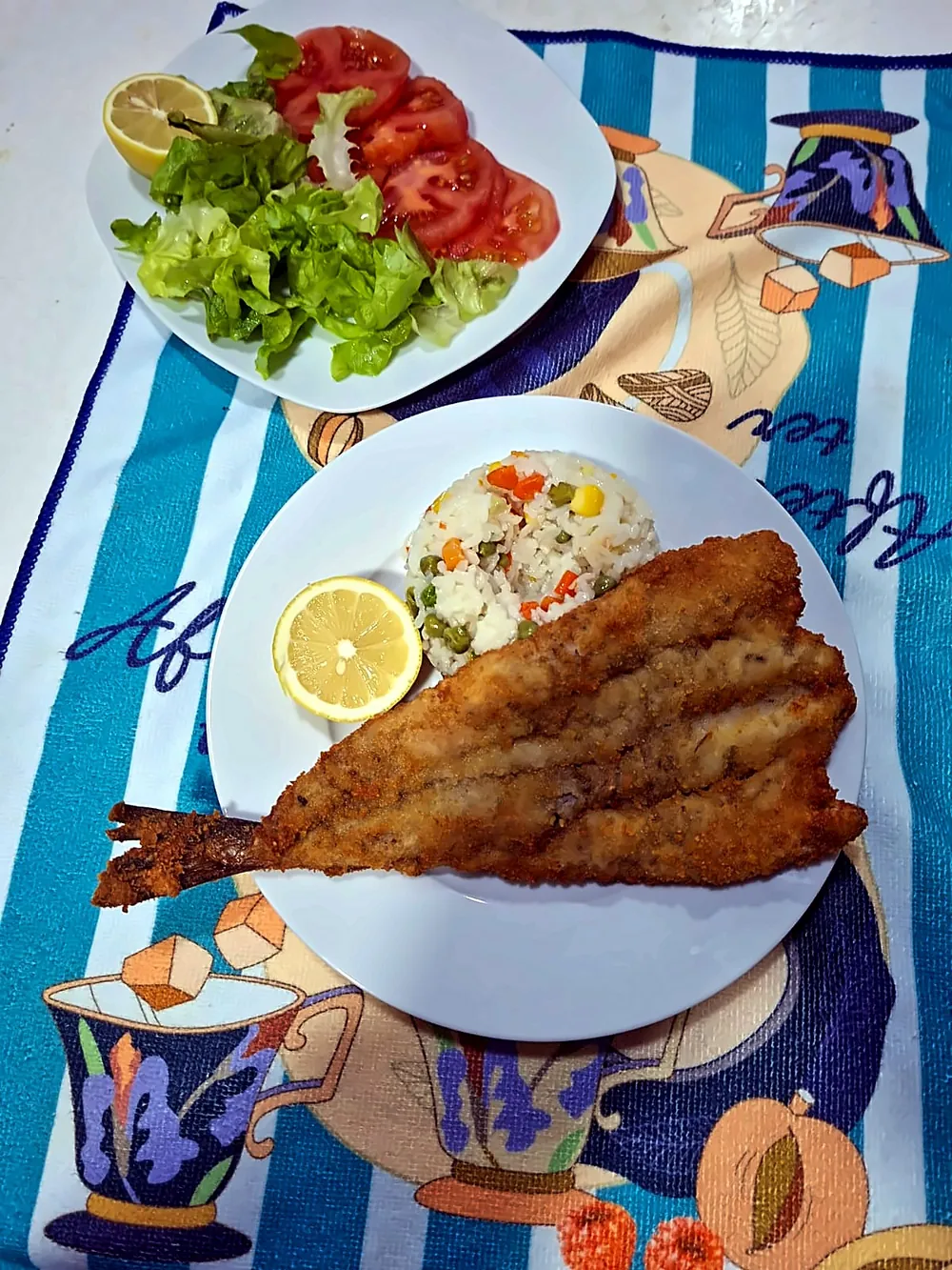Almuerzo casero: pescado frito con arroz y ensaladas