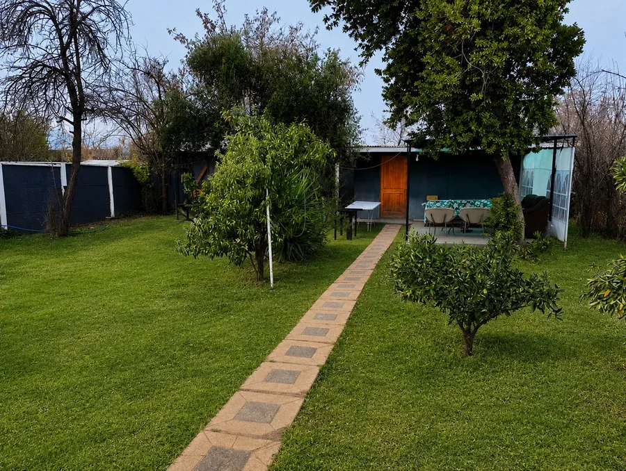 Patio trasero con jardín y áreas verdes de Residencial El Aromo en Rancagua